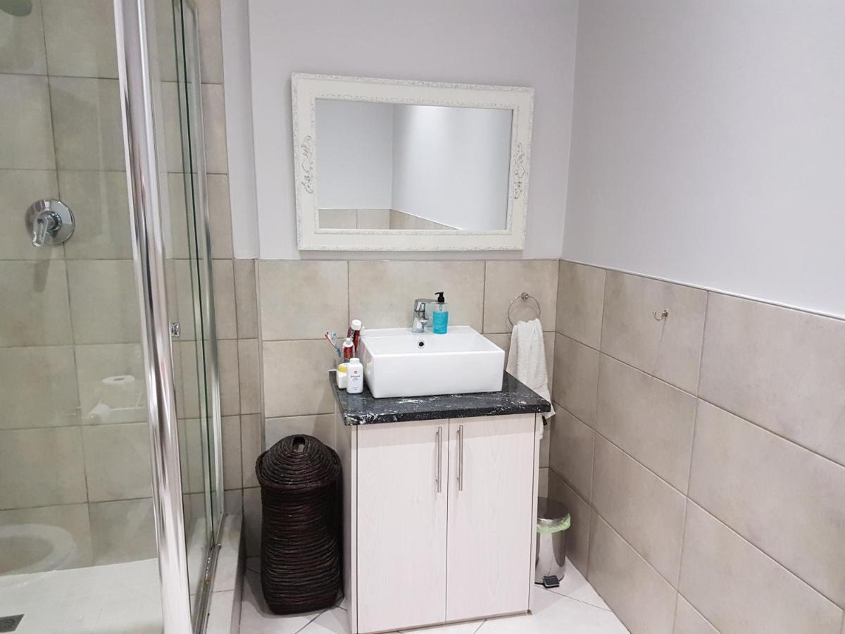 Modern, Centrally Located Dorp Street Apartment Stellenbosch Eksteriør billede